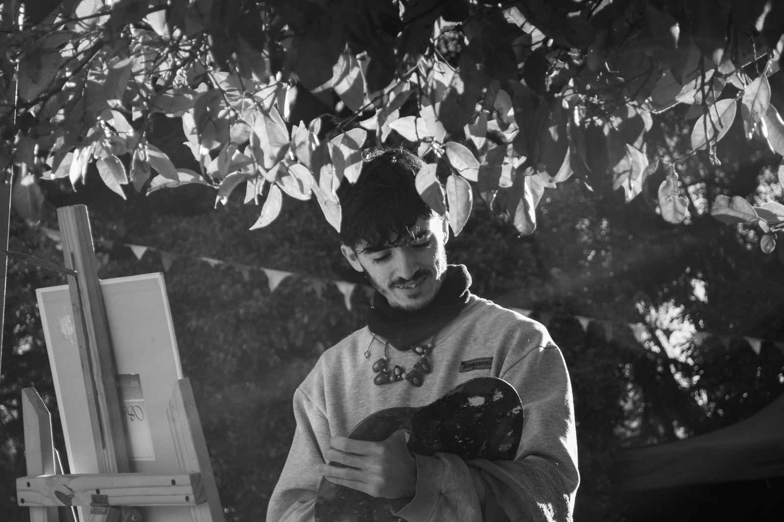 El artista, Nazareno Di Biasse, pintando con óleo en vivo.