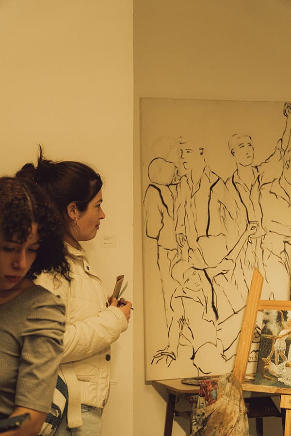 Espectadores observando la instalación Inacabado, de Nazareno Di Biasse.