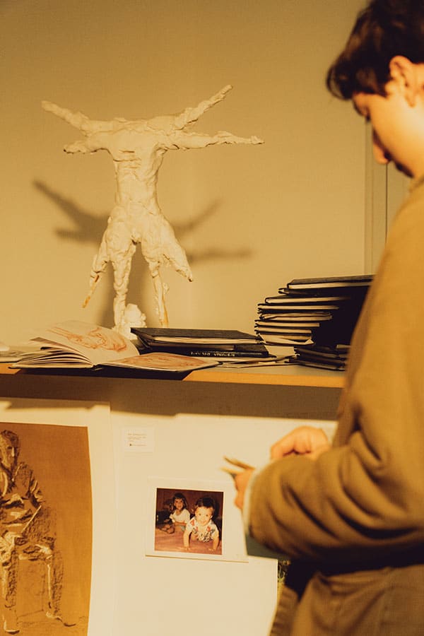 Espectador observando la instalación Inacabado, de Nazareno Di Biasse.