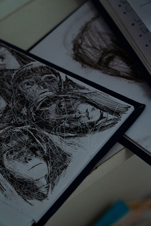 Dibujos realizados con lapicera de gel en cuadernos que forman parte de la instalación Inacabado de Nazareno Di Biasse.