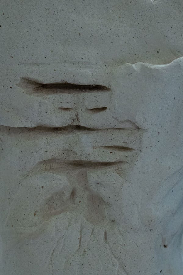 Detalle de escultura realizada con yeso por Nazareno Di Biasse